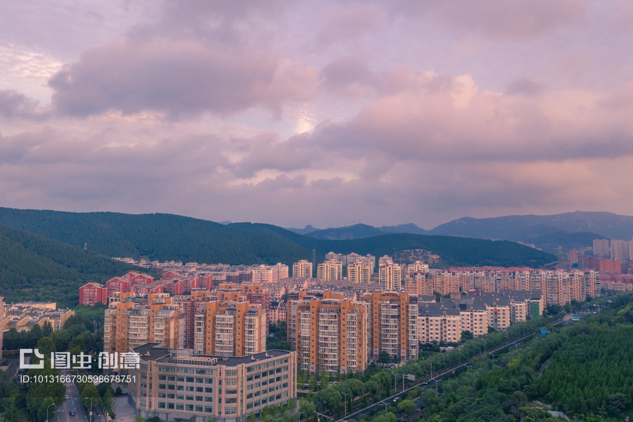 济南上空的神秘天际——火烧云背后的城市之美